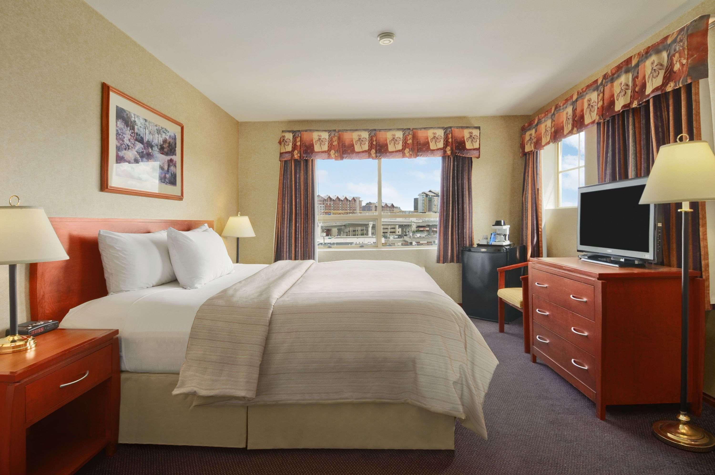 Days By Wyndham Vancouver Airport Hotel 3*